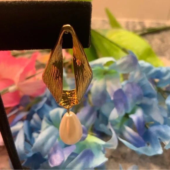♥️BRAND NEW Elegant 18k Gold plated White pearl Drop Earrings. Bloomingdale’s. - Picture 4 of 5
